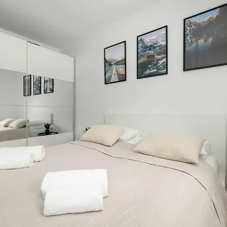 Bright & Cozy With Garden And Parking By Renters Appartamento Bielsko-Biała