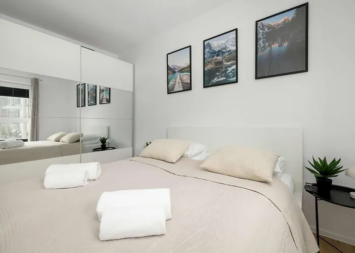 Bright & Cozy With Garden And Parking By Renters Apartmán Bílsko-Bělá